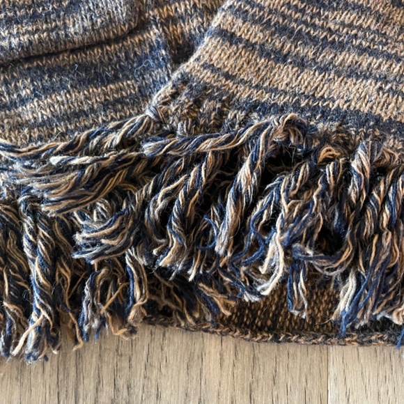 Club Monaco Sweater Wrap - Picture 7 of 10